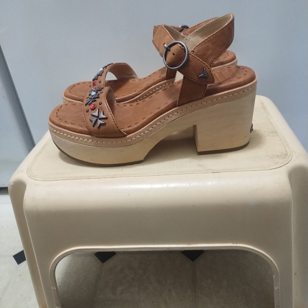 Frye New in Box Studded Pipa Woodstock Platform Sandal Size 6